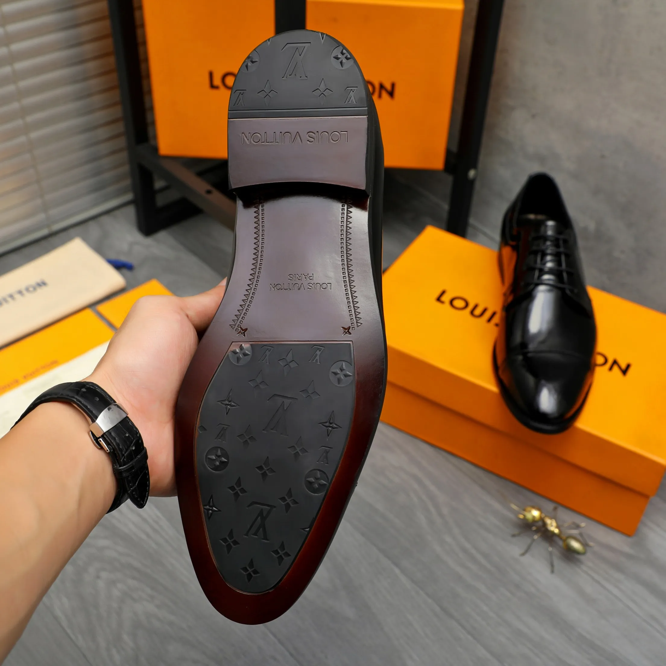 Men's shoes 💰p460 Product trademark: LV (Louis Vuitton) business lace-up leather shoes True size: 39-44 Product material: Selected lacquered cowhide stitching embossed cowhide upper, cowhide lining, original rubber outsole